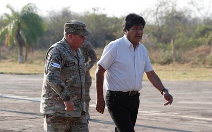 Evo Morales con el general Williams Kalimán, atendiendo la emergencia de los incendios forestales en la Chiquitanía, en agosto de 2019.
