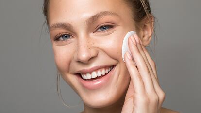 que es el agua micelar, ¿Qué beneficios tiene el agua micelar de Bioderma?, ¿Cómo se usa el agua micelar de Bioderma?, Agua micelar propiedades, ¿Cuántas veces se puede usar el agua micelar?, desmaquillante agua micelar, Agua micelar Bioderma
