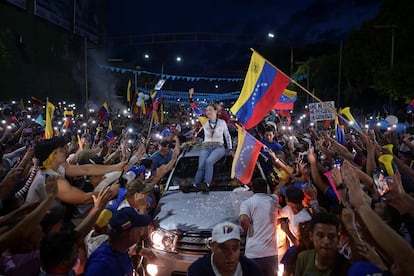 María Corina Machado saluda a simpatizantes en el Estadode Mérida, el 26 de junio.