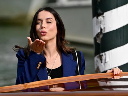 Ana de Armas, a su llegada este miércoles a la playa de Lido para asistir al Festival de Cine de Venecia.