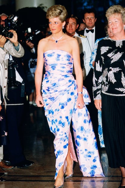 Hacia finales de los 80, su vestuario mostró una mayor confianza en sí misma. En el tour que hizo por Australia en 1988, con un vestido de Catherine Walker.