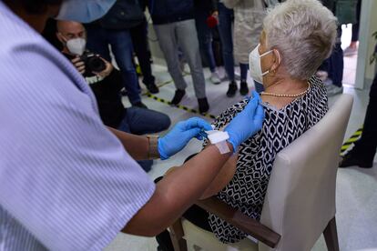 Una sanitaria vacuna de la tercera dosis a una mujer en la residencia de mayores de Vista Alegre, en septiembre de 2022.