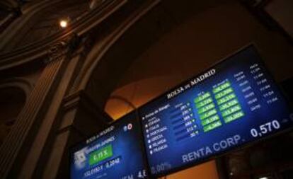 Panel informativo en la Bolsa de Madrid que muestra el valor de la prima de riesgo en varios países de la zona euro.