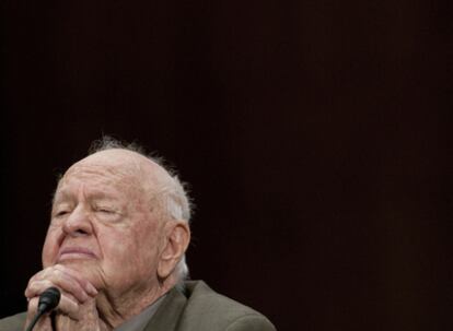 Mickey Rooney, fotografiado el 2 de marzo de 2011, durante su comparecencia ante el Senado de EE UU para denunciar el acoso financiero a los ancianos.