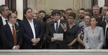 El presidente de la Generalitat, Carles Puigdemont (en el centro) junto al vicepresidente del Govern y conseller de Economía, Oriol Junqueras y la presidenta del Parlament, Carme Forcadell, tras aprobarse en el pleno la declaración de independencia.