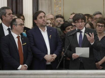 El presidente de la Generalitat, Carles Puigdemont (en el centro) junto al vicepresidente del Govern y conseller de Economía, Oriol Junqueras y la presidenta del Parlament, Carme Forcadell, tras aprobarse en el pleno la declaración de independencia.