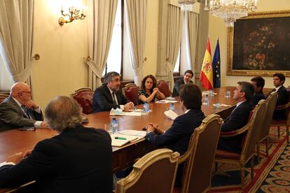 El ministro de Cultura, en el centro, en la reunión con el sector taurino.