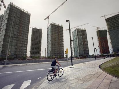 Torres Europa construidas por Martinsa Fadesa, hoy en suspensión de pagos, en la plaza Europa de L? Hospitalet de Llobregat (Barcelona).