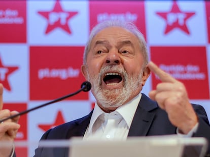 El expresidente brasileño, Lula da Silva, habla en una conferencia de prensa el 8 de octubre de 2021, en Brasilia.