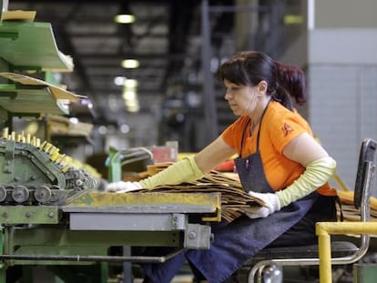 Trabajadora en una f&aacute;brica de contrachapado en Riga. 