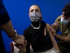 Una mujer recibe la segunda dosis de la vacuna en Givataim, Israel.