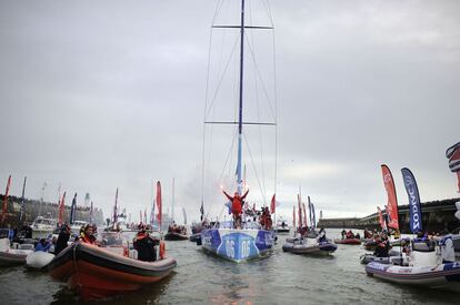 El francés Jean-Pierre Dick celebra en su embarcación, 'Virbac Paprec 3', su cuarto puesto en la competición Vendée Globe (competición de vela que da la vuelta al mundo).