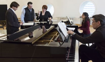 El director de orquesta Jordi Bern&aacute;cer y el cantante Carlos &Aacute;lvarez, en los preparativos del concierto.