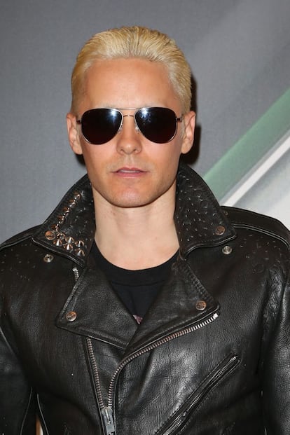 Aunque últimamente Jared Leto ha aparecido con el pelo teñido de verde o rosa, este cantante y actor suele pasearse con un 'look' rubio platino por alfombras rojas y las múltiples fotografías que cuelga en su cuenta de Instagram.