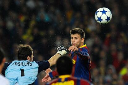 Casillas despeja el balón ante Piqué.