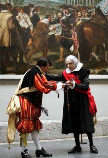 Vicente Camacho (a la izquierda) y Francisco Hernández, ayer, ante<i> Las lanzas, </i>de Velázquez.