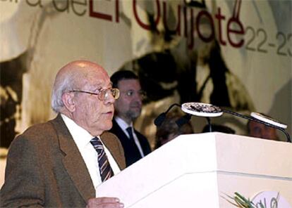El premio Cervantes José Jiménez Lozano ha sido el primero en subir a la tribuna del Círculo de Bellas Artes.