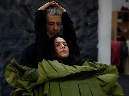 Eva Yerbabuena y Fernando Suels, en un ensayo de 'Al igual que tú', en el estudio de la bailaora en Dos Hermanas (Sevilla).