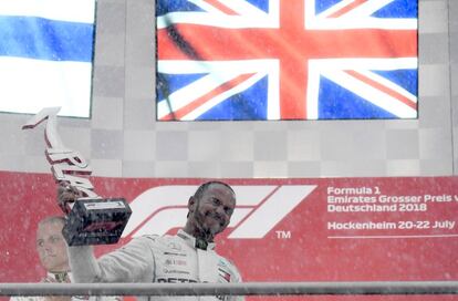 Lewis Hamilton celebra su victoria.