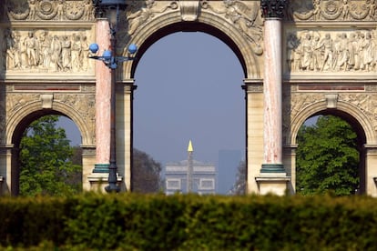 El obelisco de la Place de la Concorde y el Arco del Triunfo vistos desde el Arco del Carrusel. |