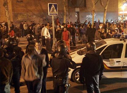 La delegada del Gobierno en Madrid sostiene que "no hay constancia de la presencia de bandas latinas en Alcorcón" y sostiene el argumento en el hecho de que, de los nueve detendios, ninguno pertenece a este tipo de organizaciones. Sin embargo, el Ayuntamiento y la Policía opinan que sí. En la concentración de los jóvenes, las consignas más coradas eran "Latin King fuera, Vamos a por ellos, vamos a matarlos". Acusan a estas bandas de ocupar las canchas deportivas y de cobrar peajes para usarlas.