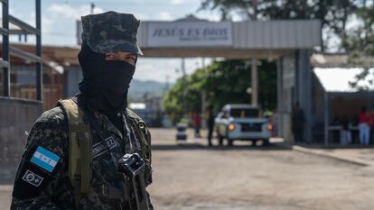 Un miembro de la Policía Militar del Orden Público, frente al Centro Femenino de Adaptación Social (Cefas), en el departamento de Támara, en Honduras.