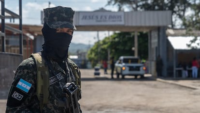 Un miembro de la Policía Militar del Orden Público, frente al Centro Femenino de Adaptación Social (Cefas), en el departamento de Támara, en Honduras.