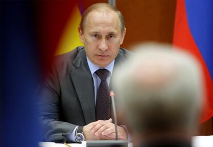 El primer ministro ruso, Vladimir Putin, frente a su homólogo ucranio, Mykola Azarov (de espaldas), durante un encuentro en Sochi.