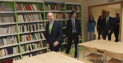 El presidente de Bankia, Rodrigo Rato, durante una visita reciente a Ceuta.