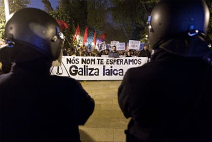 La Polícia Nacional contra la marcha en Santiago de Compostela contra la visita del Papa a la capital gallega. En la pancarta: "No te esperamos. Galicia laica".