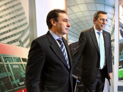 A la derecha, el diputado general de Bizkaia, José Luis Bilbao , esta mañana en Bilbao, junto al viceconsejero de Transportes, Antonio Aiz.
