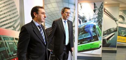 A la derecha, el diputado general de Bizkaia, José Luis Bilbao , esta mañana en Bilbao, junto al viceconsejero de Transportes, Antonio Aiz.