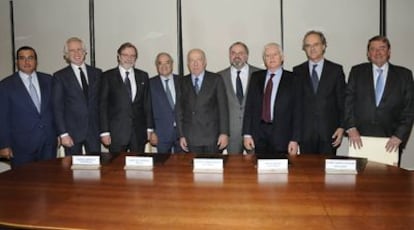 De izquierda a derecha, Ramiro Sánchez de Lerín, secretario del Consejo de Telefónica; Giuseppe Tringali, consejero delegado de Telecinco; Juan Luis Cebrián, presidente de la Comisión Ejecutiva y consejero delegado de PRISA; Rodolfo Martín Villa, presidente de Sogecable; Fedele Confalonieri, presidente de Mediaset; Ignacio Polanco, presidente de PRISA; Paolo Vasile, consejero delegado de Telecinco; Pedro García Guillén, consejero delegado de Sogecable, y Alejandro Echevarría, presidente de Telecinco, ayer en el acto de firma del acuerdo.