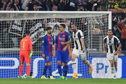 El defensa de la Juventus, Giorgio Chiellini, celebra el tanto marcado al Barcelona.