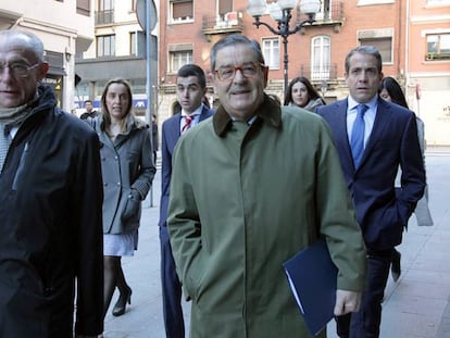 Mario Fern&aacute;ndez y Carlos Bueren a la entrada de los juzgados.
