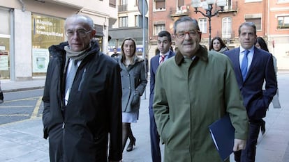 Mario Fernández y Carlos Bueren a la entrada de los juzgados.