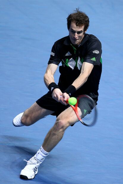 Murray golpea la pelota durante el partido contra Soderling.