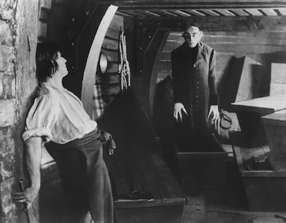 El conde Orlok emerge de su ataúd a bordo del barco Demeter en 'Nosferatu'.