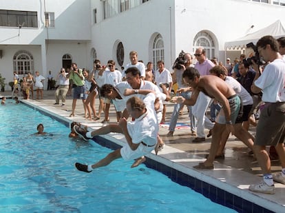 El emérito Juan Carlos es arrojado a la piscina por varios compañeros de tripulación en 1993, tras ganar junto a ellos la Copa en su honor.