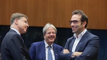 Desde la izquierda: el vicepresidente de la Comisión Europea, Valdis Dombrovskis, el Comisario de Economía, Paolo Gentiloni, y el ministro de Economía español, Carlos Cuerpo.