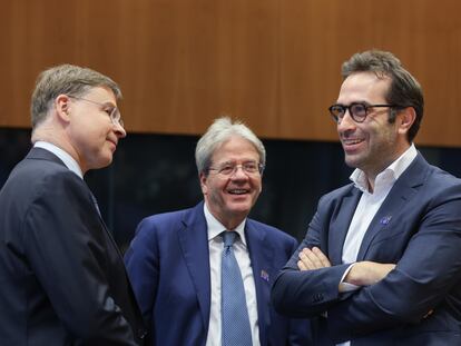 Desde la izquierda, el vicepresidente de la Comisión Europea, Valdis Dombrovskis, el comisario de Economía, Paolo Gentiloni, y el ministro de Economía español, Carlos Cuerpo.