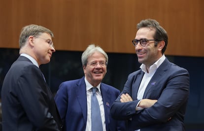 Desde la izquierda: el vicepresidente de la Comisión Europea, Valdis Dombrovskis, el Comisario de Economía, Paolo Gentiloni, y el ministro de Economía español, Carlos Cuerpo.