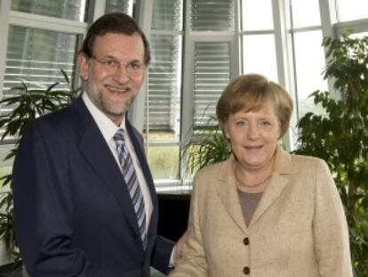 Fotografía facilitada por el PP de Angela Merkel con Mariano Rajoy el pasado mes de abril en Berlín.