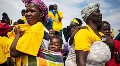 Seguidoras del presidente sudafricano, Cyril Ramaphosa, asisten a un acto de campaña electoral del partido Congreso Nacional Africano (ANC) el 11 de abril en Johannesburgo, Sudáfrica, país que celebró elecciones generales el 8 de mayo de 2019.