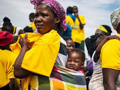Seguidoras del presidente sudafricano, Cyril Ramaphosa, asisten a un acto de campaña electoral del partido Congreso Nacional Africano (ANC) el 11 de abril en Johannesburgo, Sudáfrica, país que celebró elecciones generales el 8 de mayo de 2019.