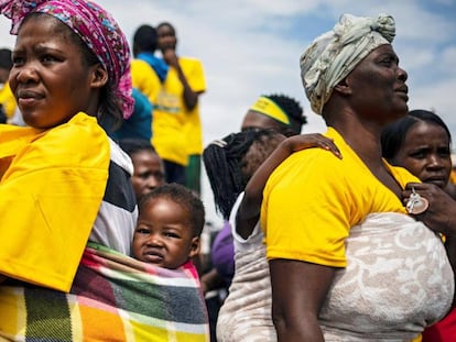 Seguidoras del presidente sudafricano, Cyril Ramaphosa, asisten a un acto de campaña electoral del partido Congreso Nacional Africano (ANC) el 11 de abril en Johannesburgo, Sudáfrica, país que celebró elecciones generales el 8 de mayo de 2019.