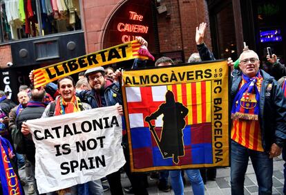 Aficionados del FC Barcelona posan a las puertas del Cavern Club en Liverpool (Reino Unido), este martes, horas antes del partido de vuelta de la semifinal de Liga de Campeones contra el Liverpool. 