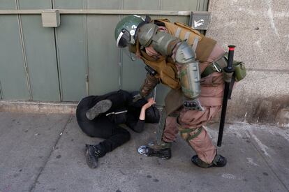 Una mujer es detenida por un policía antidisturbios en Valparaíso, Chile.
