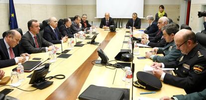 Acting Interior Minister Jorge Fernádez Díaz (third from left) during the emergency meeting.