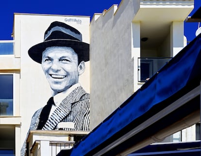 Mural de Frank Sinatra, obra del artista Nesui SRC,  junto al paseo marítimo de La Carihuela.